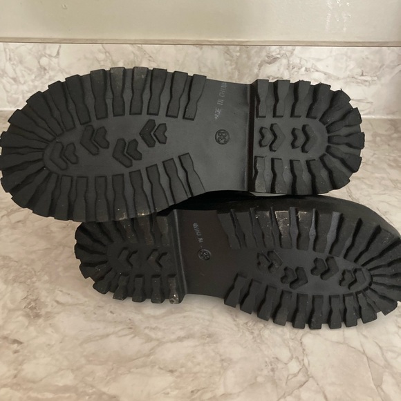 Boots - Picture 5 of 10